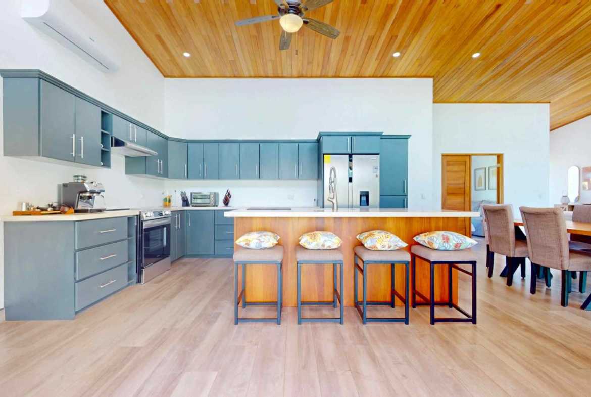 Modern 3-Bedroom Home with Pool & Mountain Views, photo 12 of 24