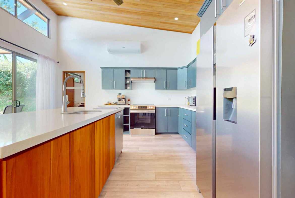 Modern 3-Bedroom Home with Pool & Mountain Views, photo 11 of 24