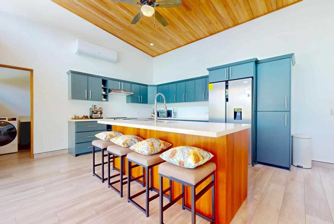 Modern 3-Bedroom Home with Pool & Mountain Views, photo 10 of 24