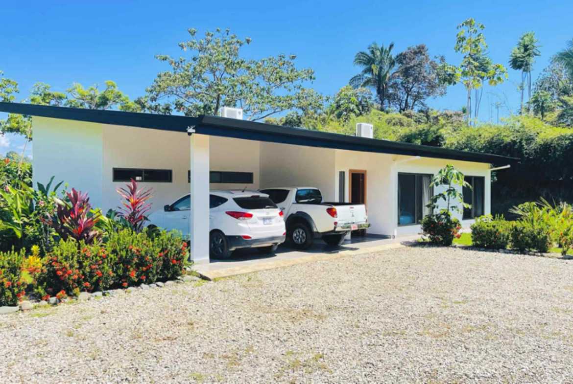 Modern 3-Bedroom Home with Pool & Mountain Views, photo 4 of 24
