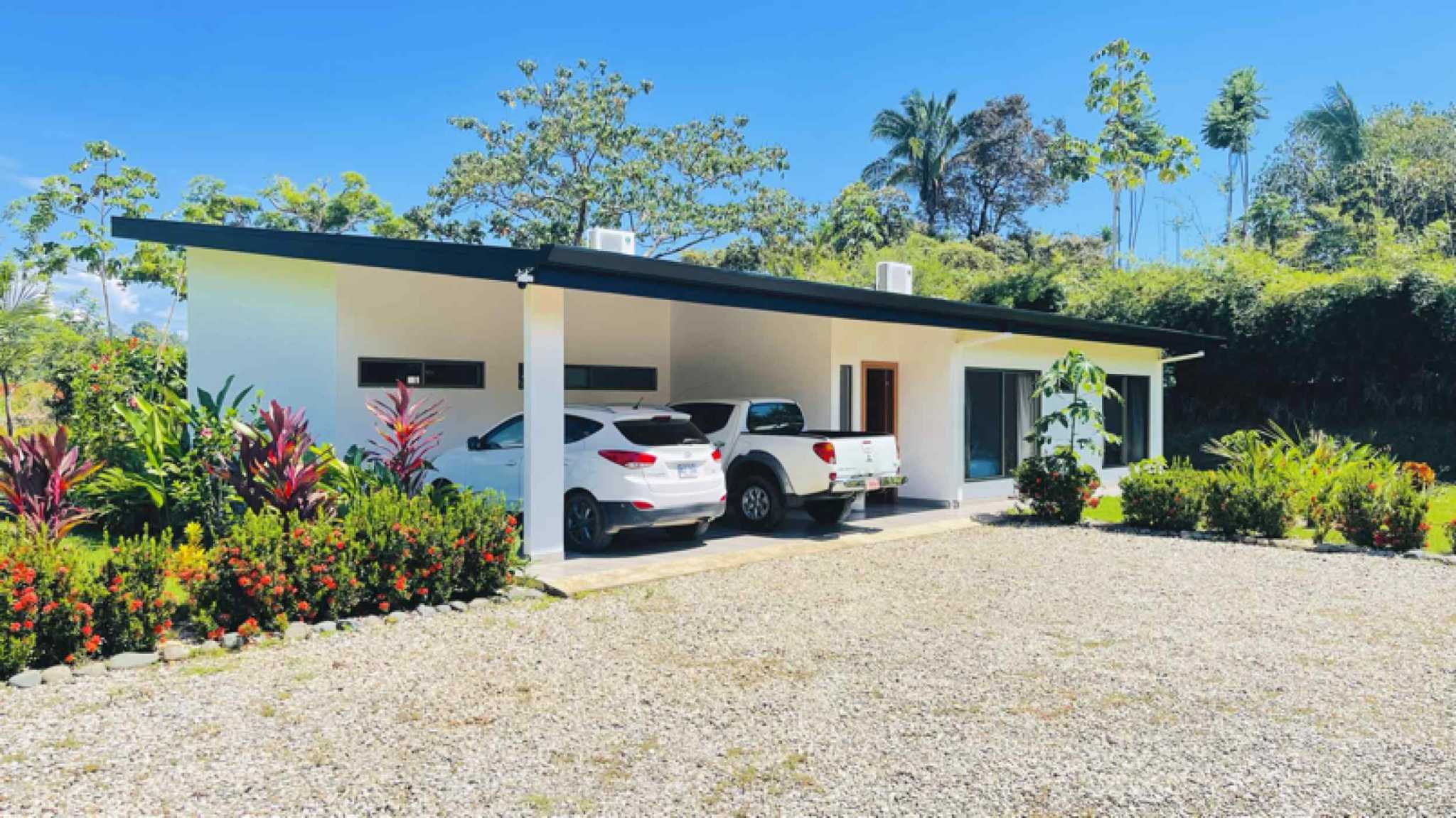 62390-4 Modern 3-Bedroom Home with Pool & Mountain Views in Ojochal Costa Rica