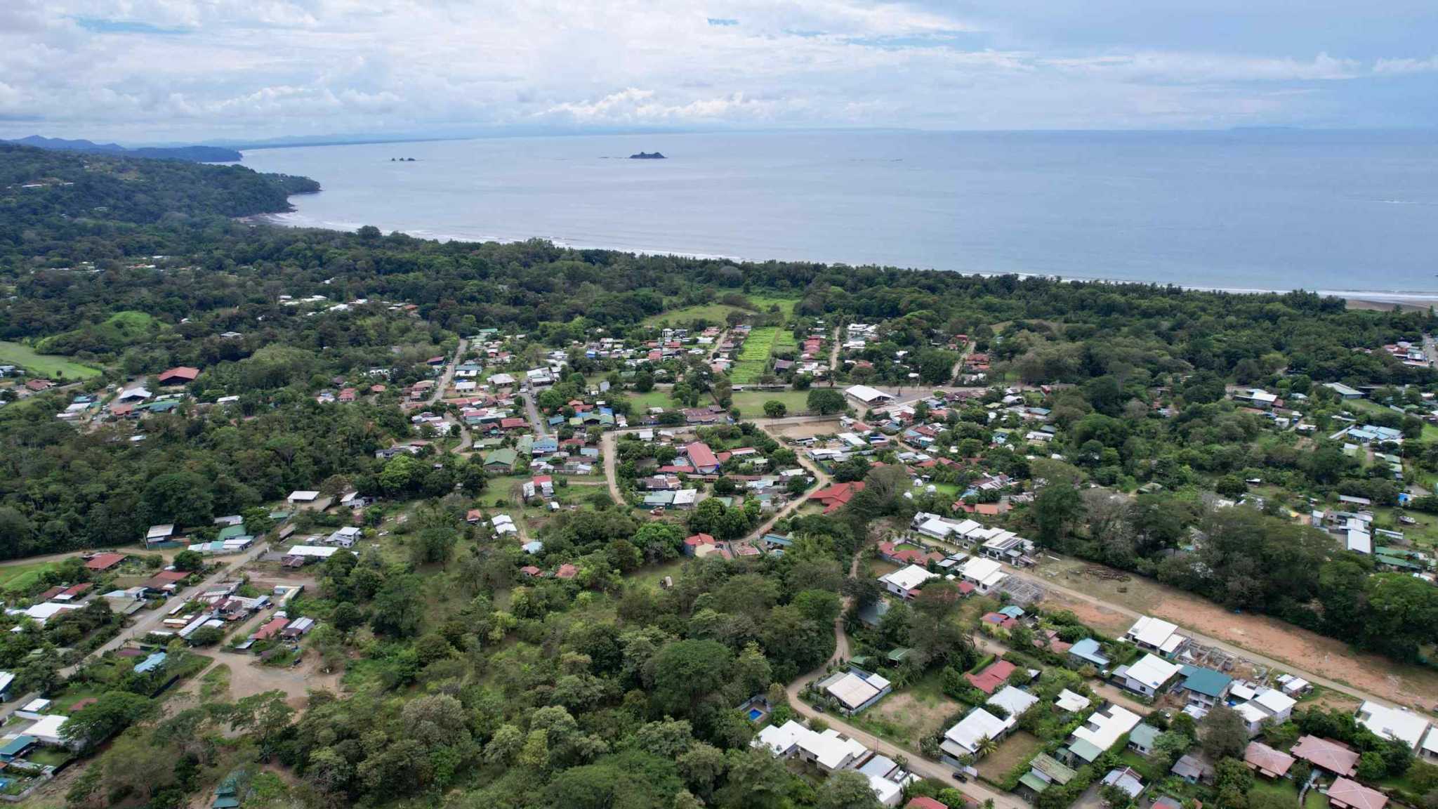 Spacious 3-Bedroom Home with Large Pool & Garden in Bahia Costa Rica