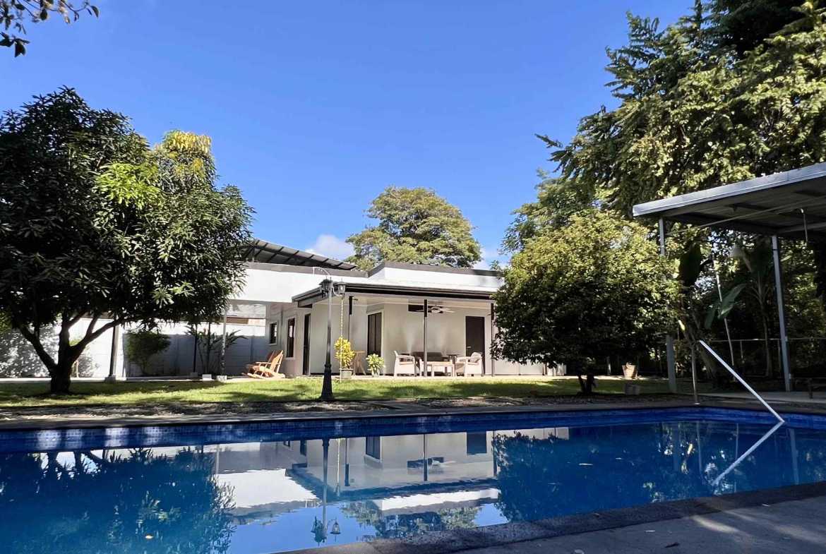 Spacious 3-Bedroom Home with Large Pool & Garden in Bahia Costa Rica
