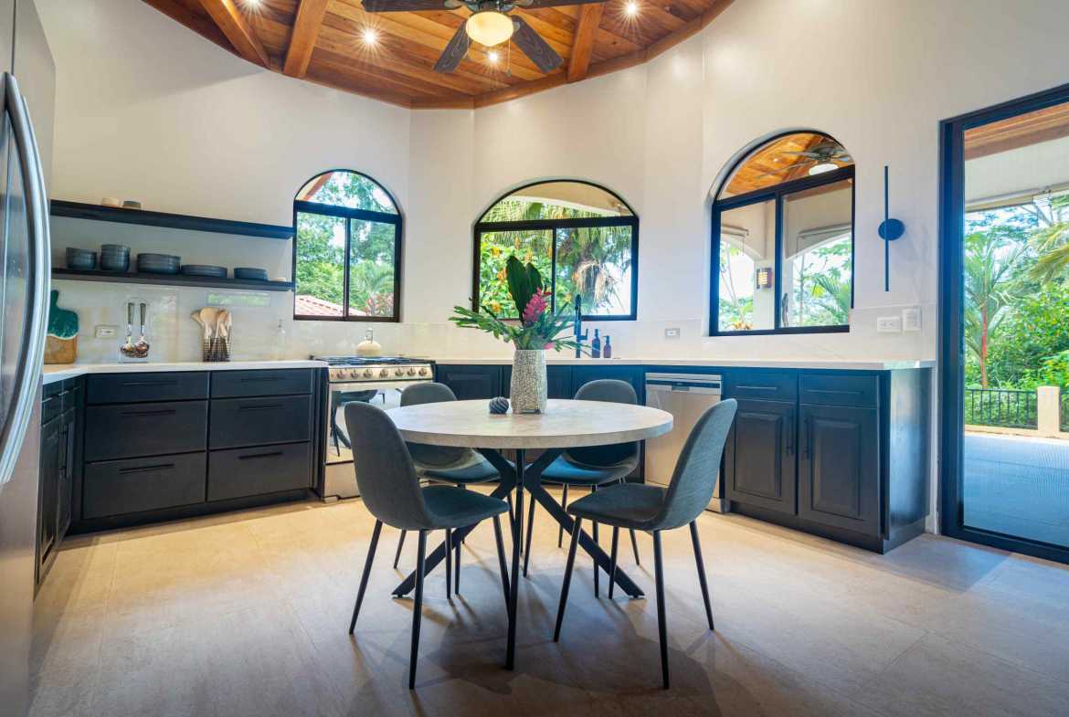 Modern 3-Bedroom Home with Mountain Views & Private Pool, photo 14 of 24