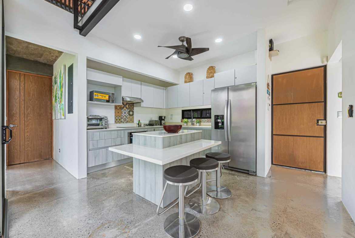Modern 3-Bedroom Villa with Infinity Pool & Ocean Access, photo 5 of 24