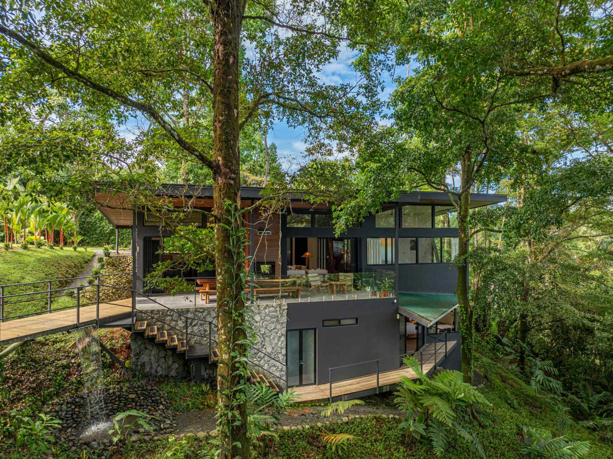 Spectacular 5-Bedroom Mountain Retreat with Jacuzzi & Jungle Views in Tinamastes Costa Rica