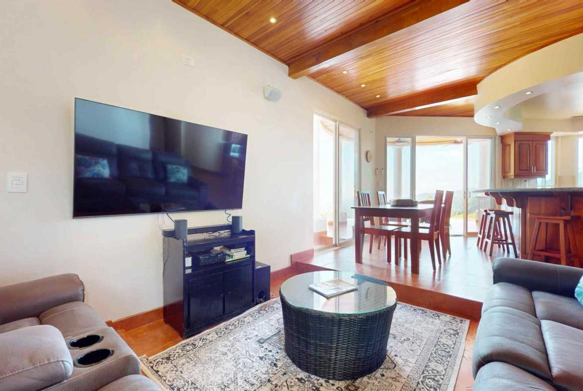 4-Bedroom Estate with Ocean & Mountain Views & Pool, photo 15 of 24