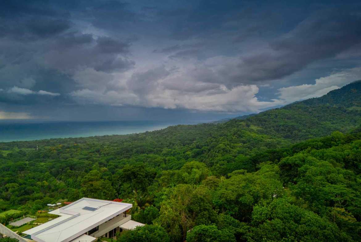 Luxury 4-Bedroom Estate with Infinity Pool & Ocean Views, photo 23 of 24