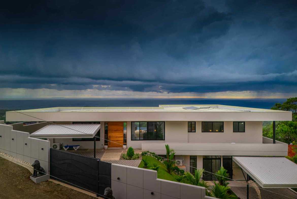 Luxury 4-Bedroom Estate with Infinity Pool & Ocean Views, photo 22 of 24