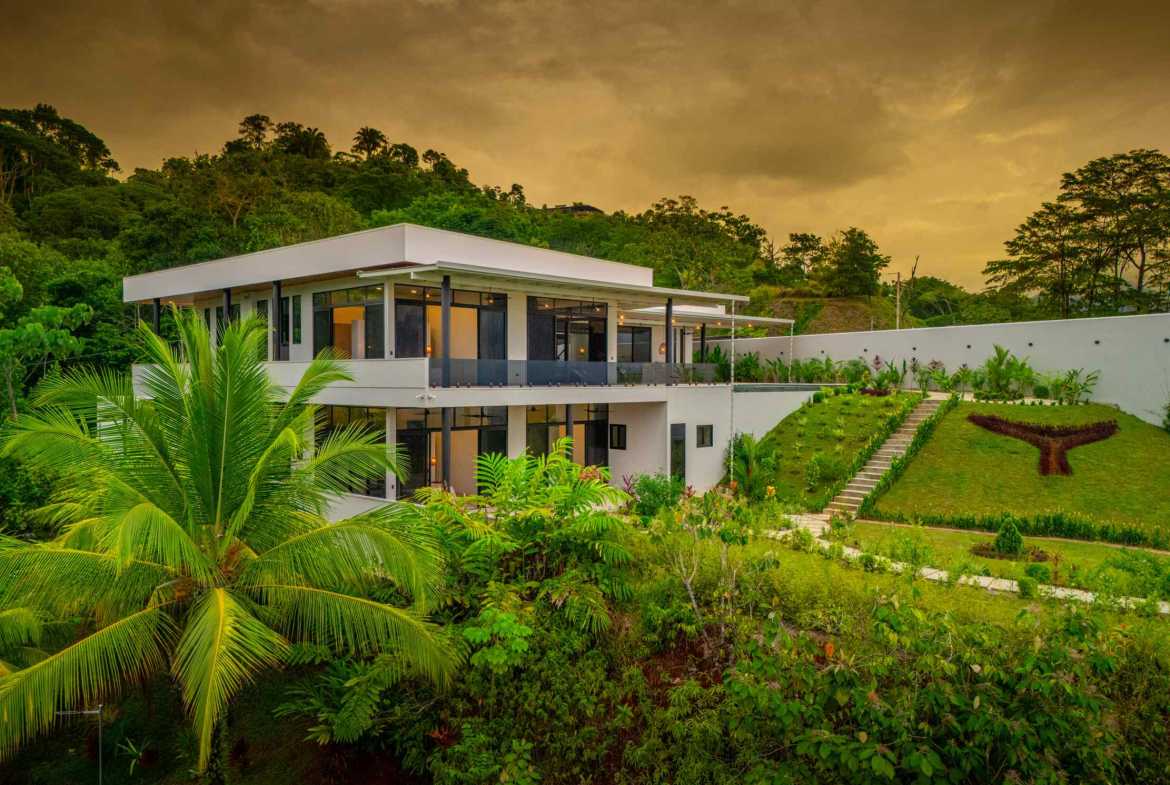 Luxury 4-Bedroom Estate with Infinity Pool & Ocean Views, photo 20 of 24