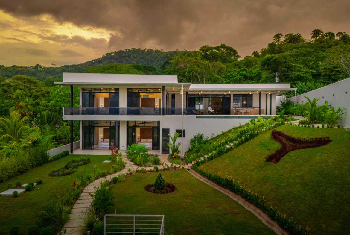 Luxury 4-Bedroom Estate with Infinity Pool & Ocean Views, photo 18 of 24