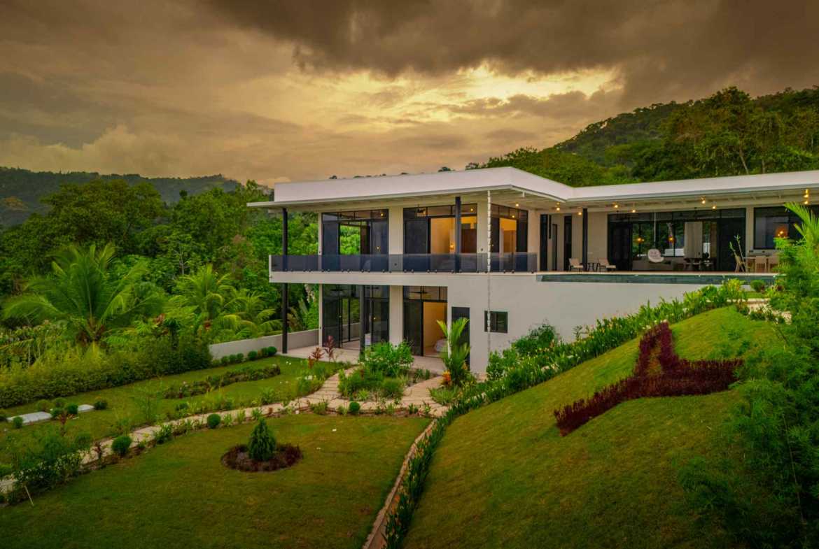 Luxury 4-Bedroom Estate with Infinity Pool & Ocean Views, photo 19 of 24