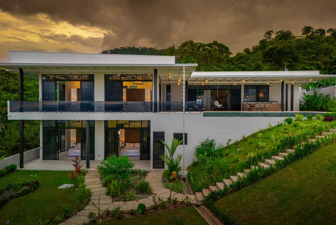 Luxury 4-Bedroom Estate with Infinity Pool & Ocean Views, photo 17 of 24