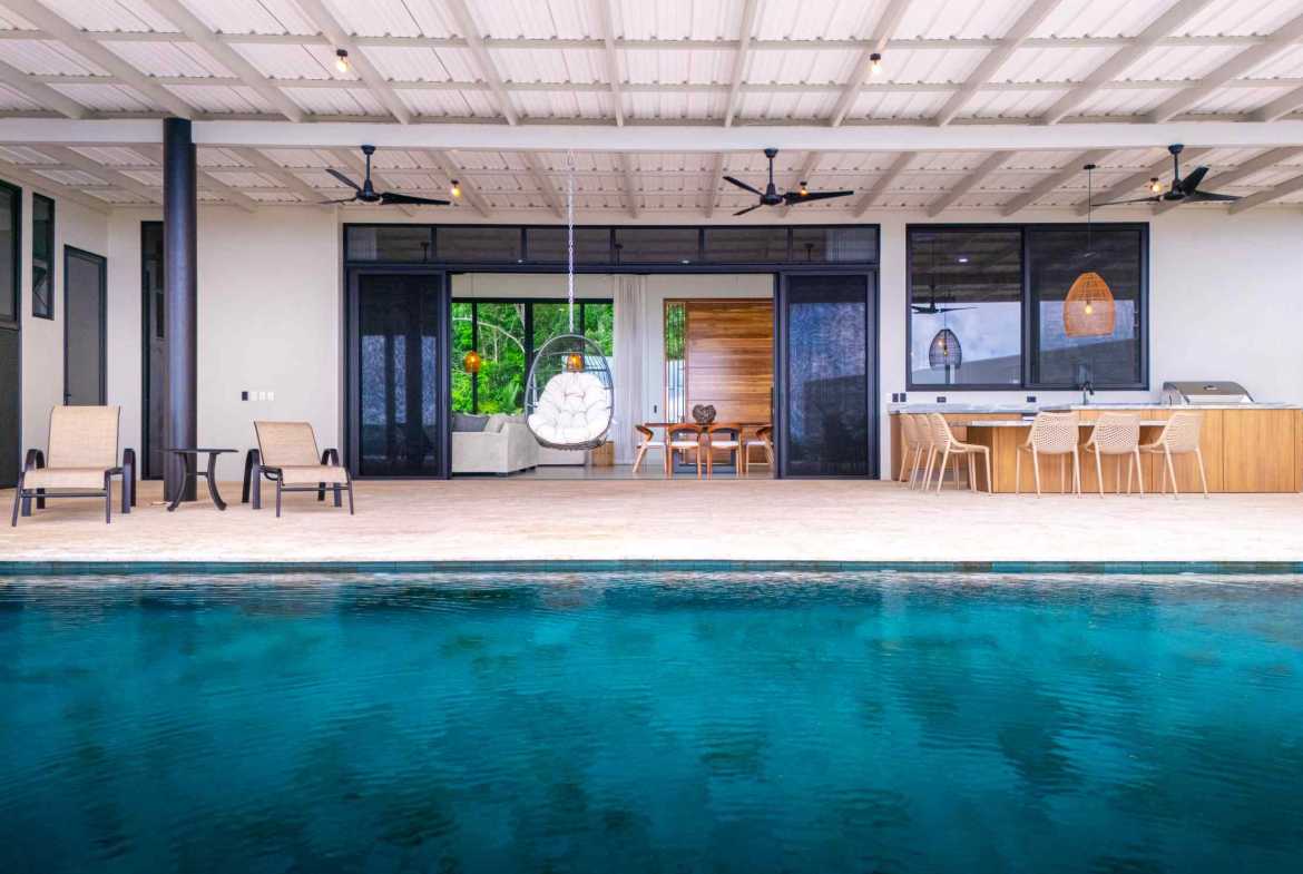 Luxury 4-Bedroom Estate with Infinity Pool & Ocean Views, photo 16 of 24