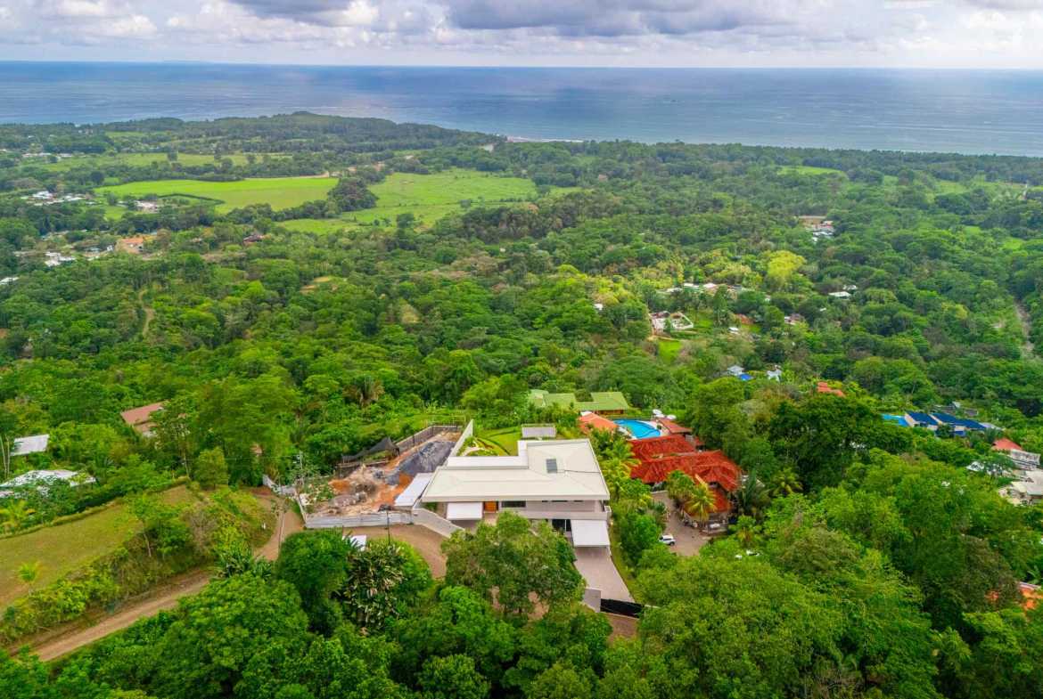 Luxury 4-Bedroom Estate with Infinity Pool & Ocean Views, photo 10 of 24