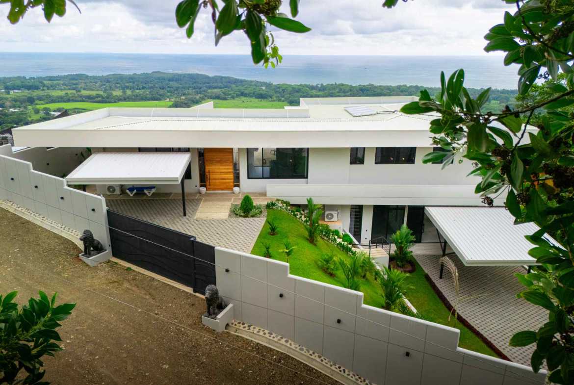 Luxury 4-Bedroom Estate with Infinity Pool & Ocean Views, photo 9 of 24