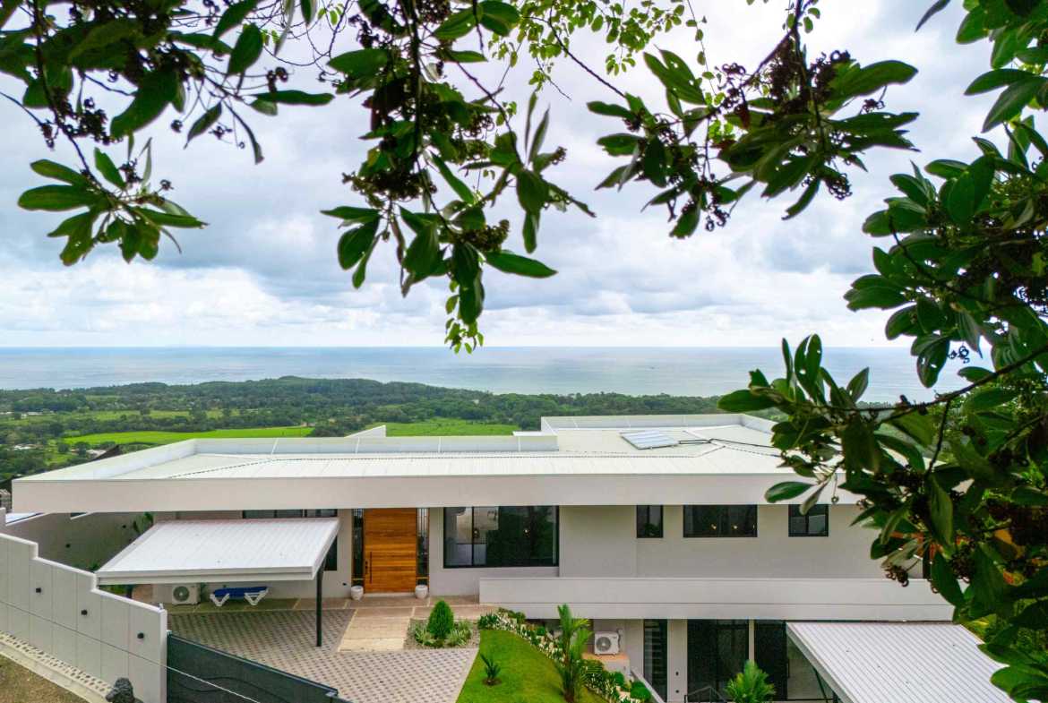 Luxury 4-Bedroom Estate with Infinity Pool & Ocean Views, photo 8 of 24
