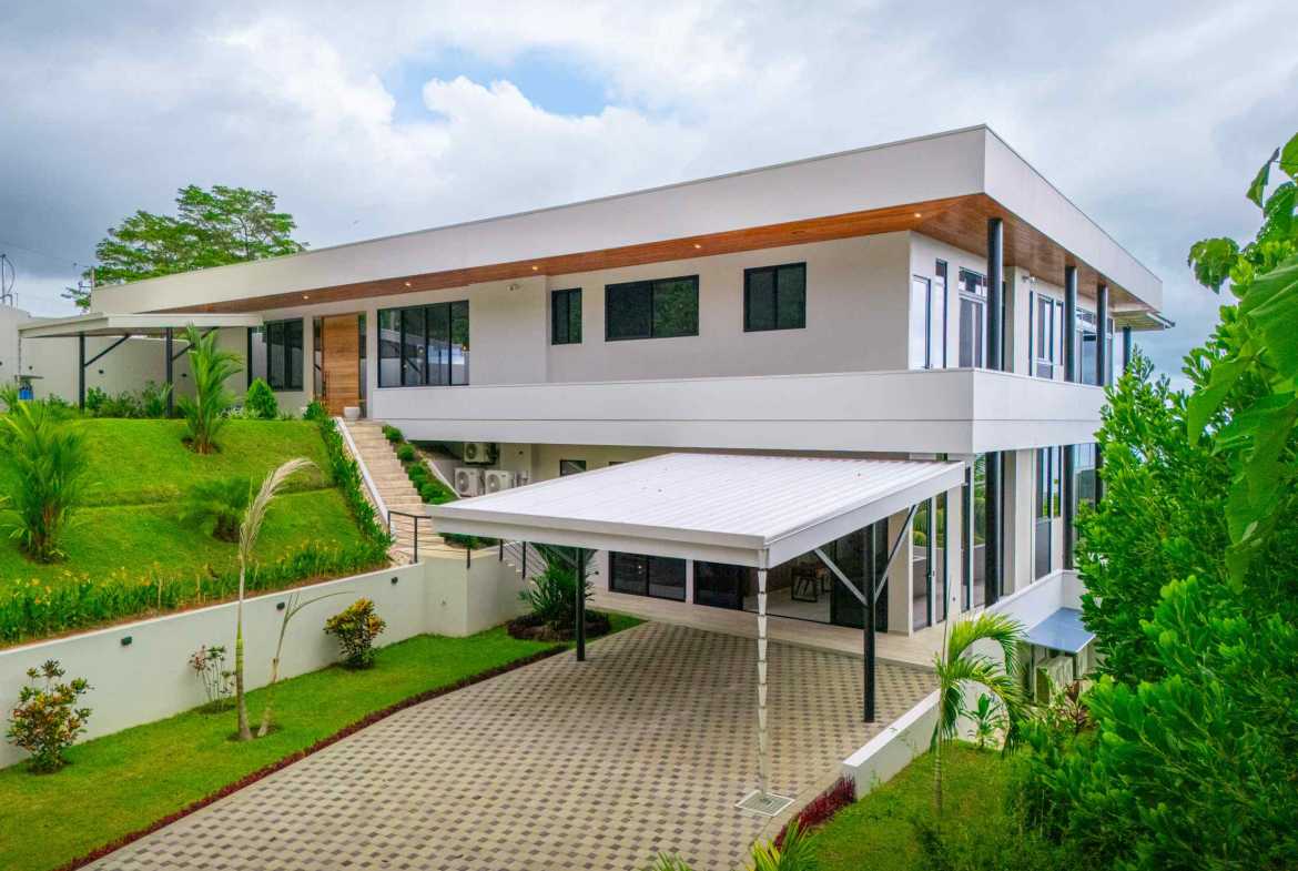 Luxury 4-Bedroom Estate with Infinity Pool & Ocean Views, photo 6 of 24