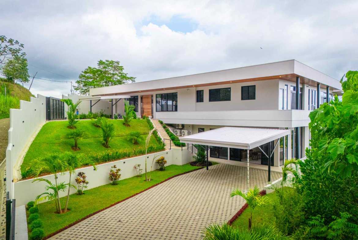 Luxury 4-Bedroom Estate with Infinity Pool & Ocean Views, photo 7 of 24