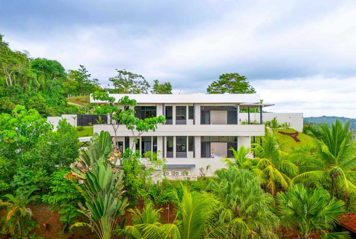 Luxury 4-Bedroom Estate with Infinity Pool & Ocean Views, photo 5 of 24