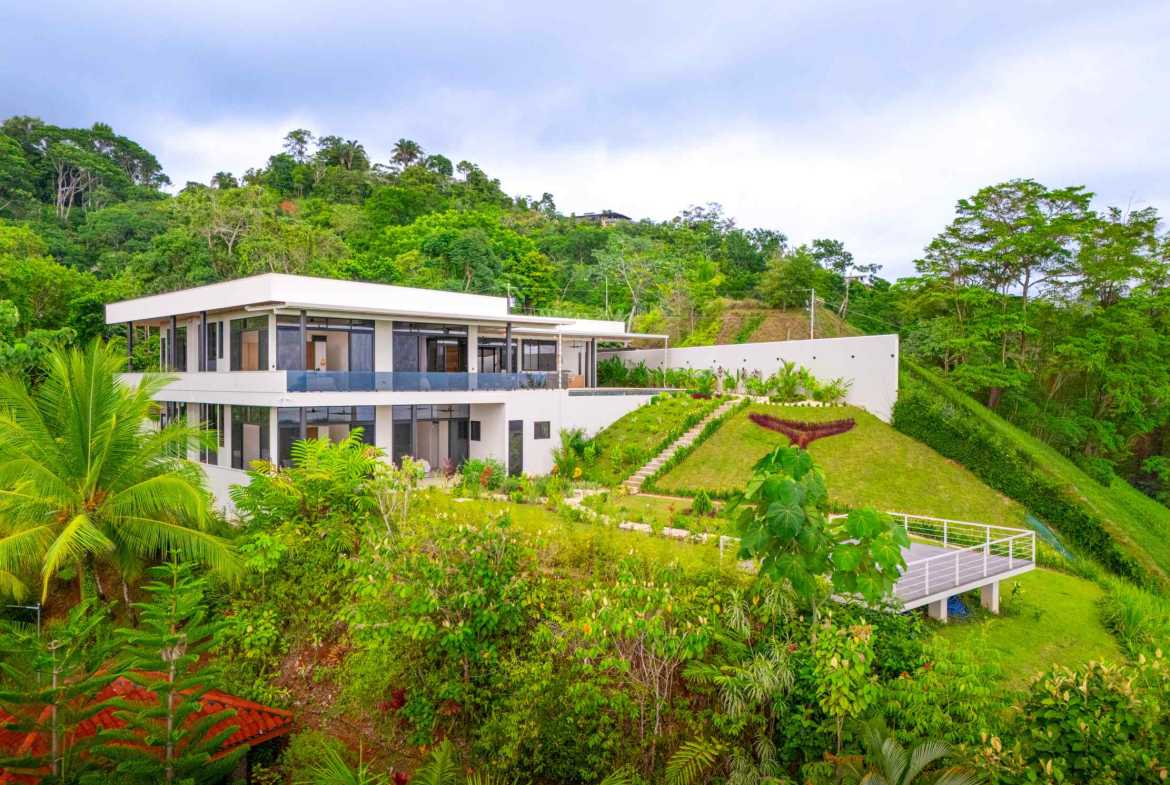 Luxury 4-Bedroom Estate with Infinity Pool & Ocean Views, photo 4 of 24