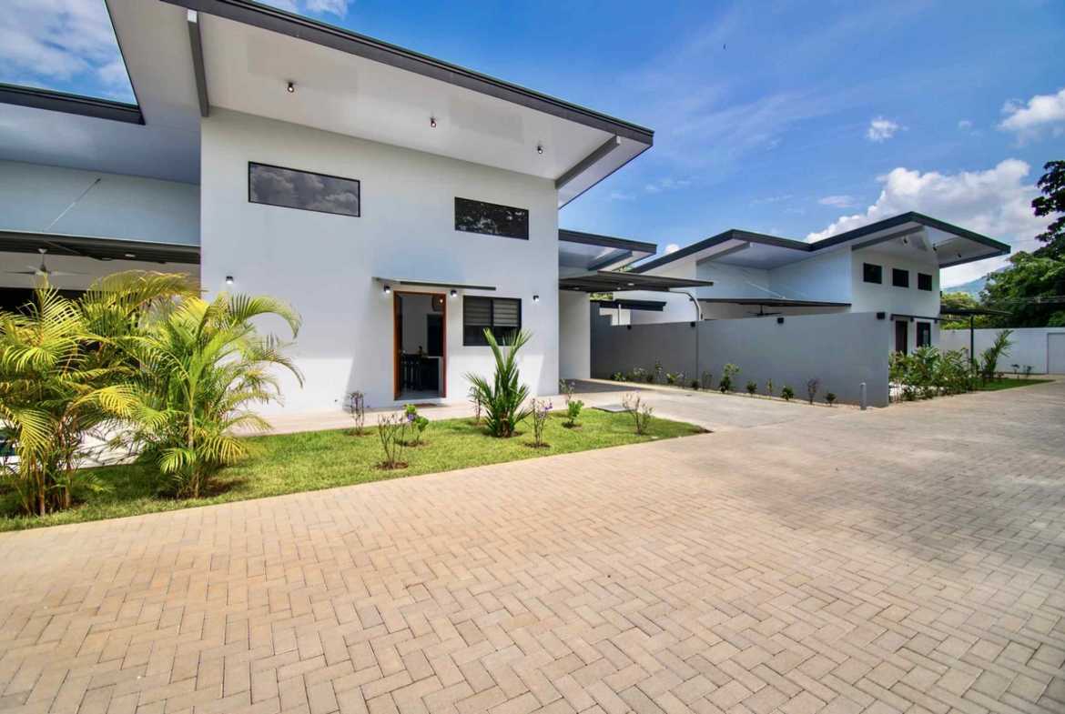 Modern 3-Bedroom Home with Pool & Walk-to-Beach Location, photo 18 of 24