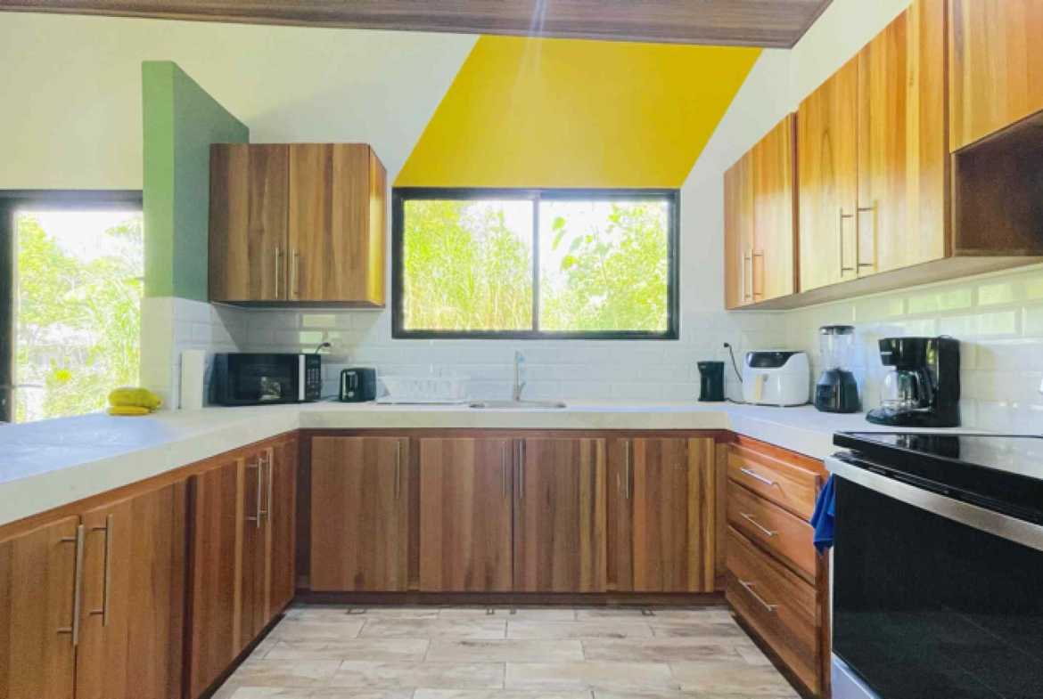 Strategic 3-Bedroom Home with Commercial Potential on 0.96-Acre Lot, photo 12 of 24