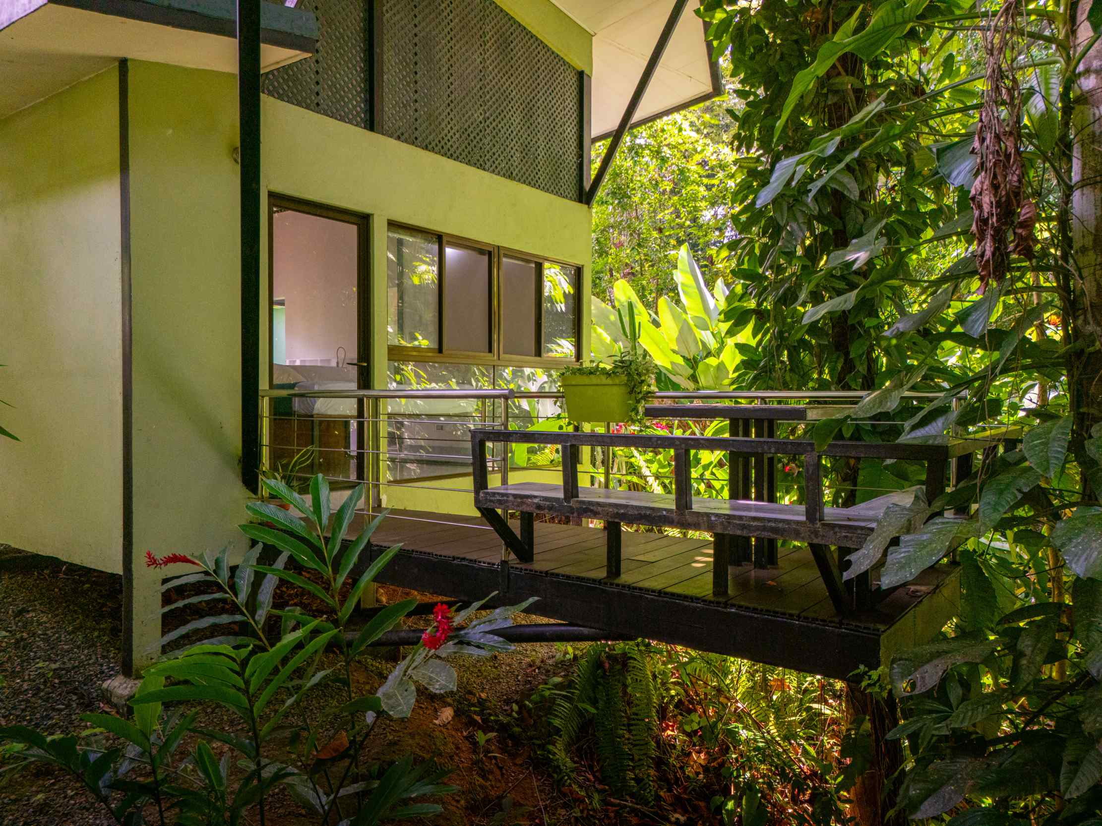 1047