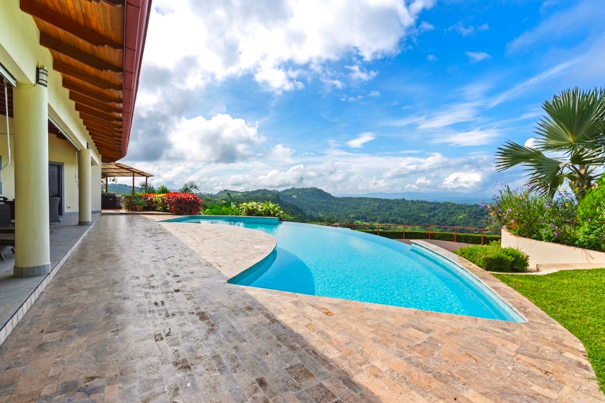 Luxurious Panoramic View Home curved infinity pool and terrace in Chontales, Costa Rica.