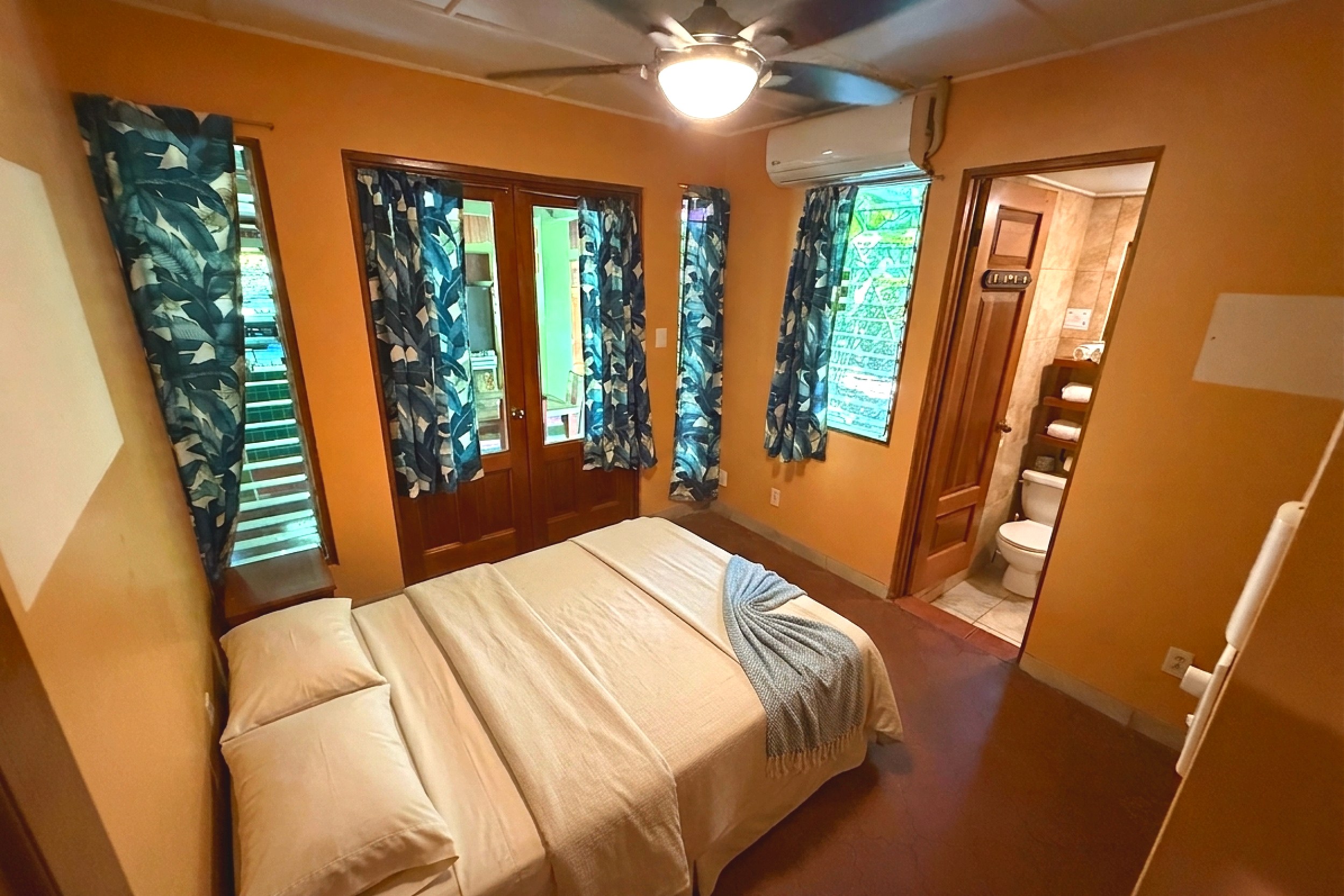Guesthouse Guest Bedroom Jungle Hotel guest bedroom with queen bed and ensuite bath in Ojochal, Costa Rica