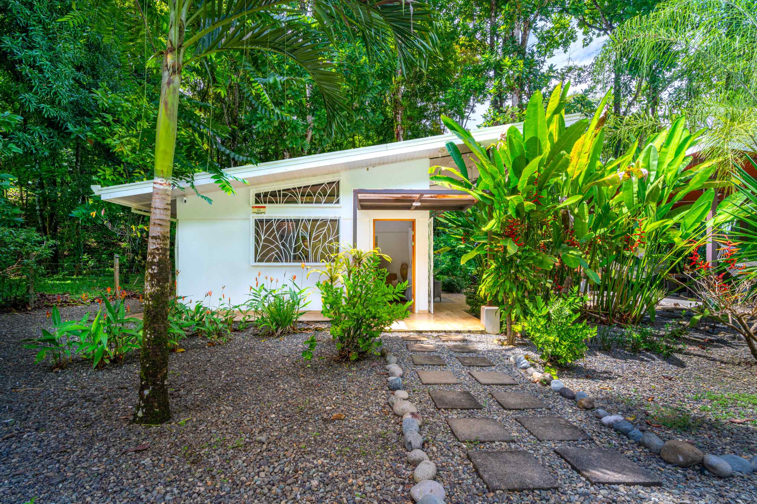 71880-3 Charming 1-Bedroom Modern Casita with Saltwater Pool & Jungle Views in Ojochal Costa Rica