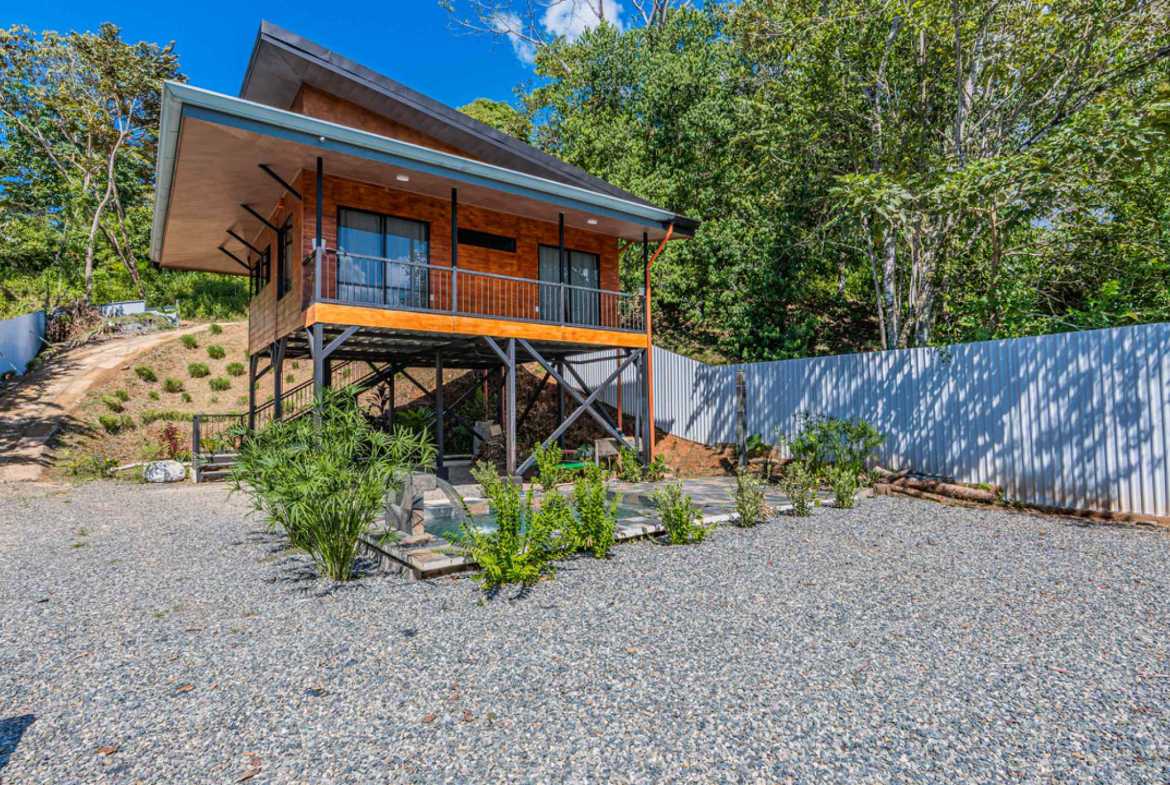 Charming 2-Bedroom Home with Mountain Views & Swimming Pool in Ojochal Costa Rica