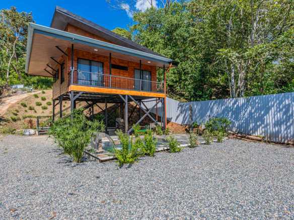 Charming 2-Bedroom Home with Mountain Views & Swimming Pool in Ojochal Costa Rica