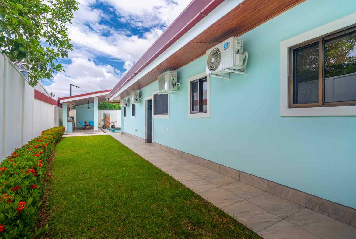 Beautifully Updated 2-Bedroom Villa, photo 14 of 24