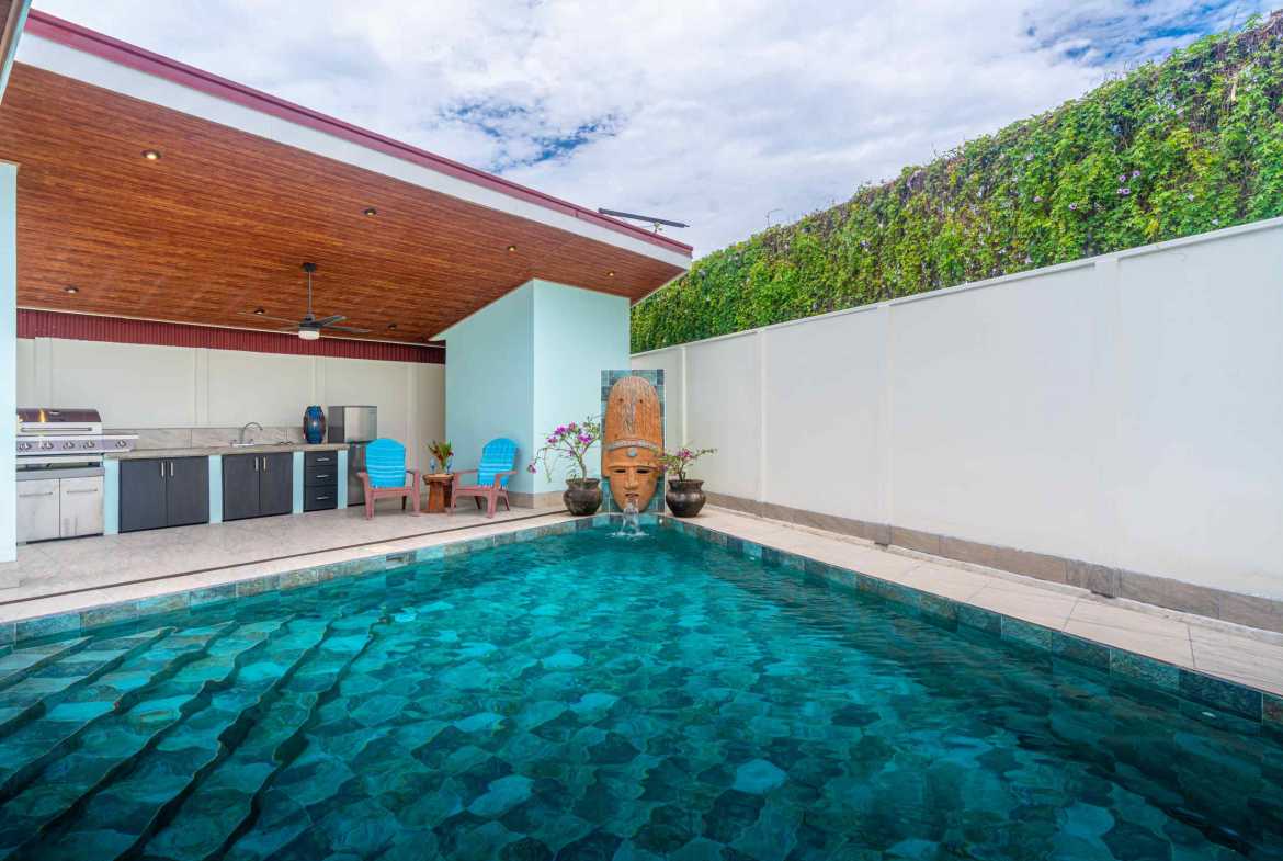 Beautifully Updated 2-Bedroom Villa, photo 15 of 24