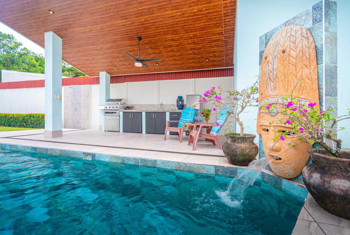 Beautifully Updated 2-Bedroom Villa, photo 18 of 24