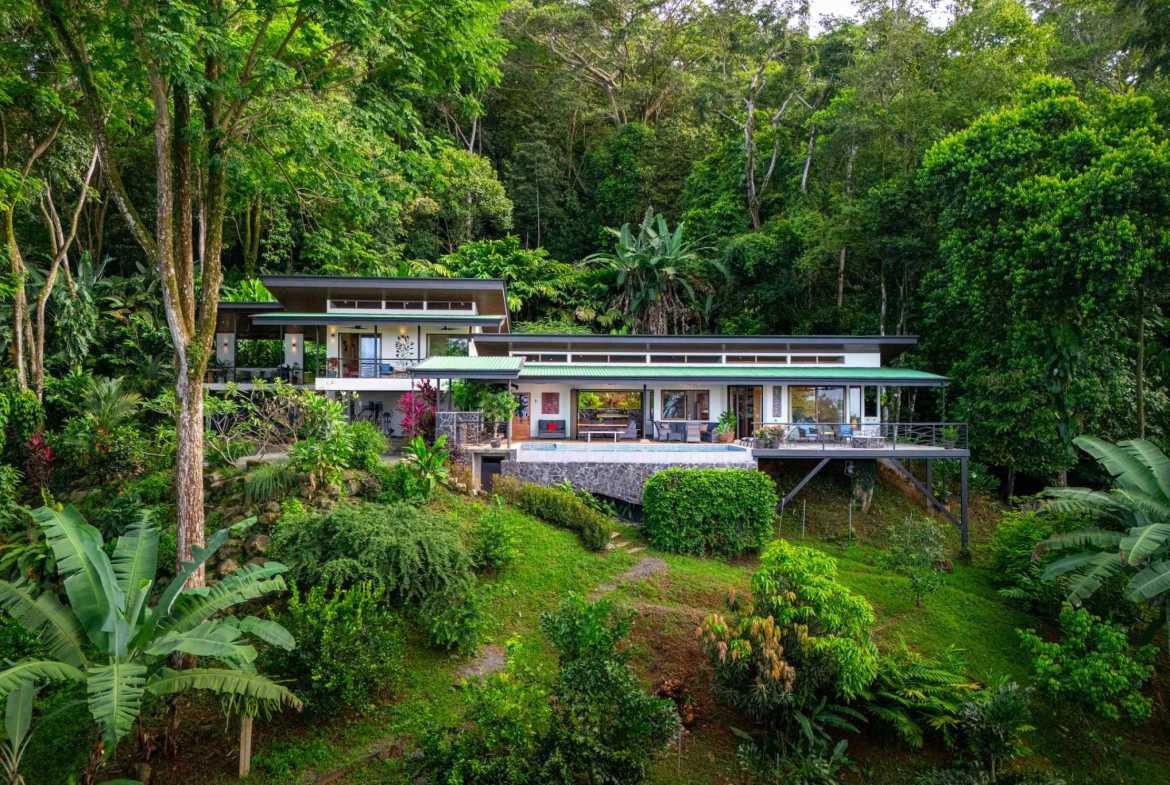 Stunning 3-Bedroom Home with Ocean Views, Infinity Pool & Whale’s Tail Vistas in Uvita Costa Rica