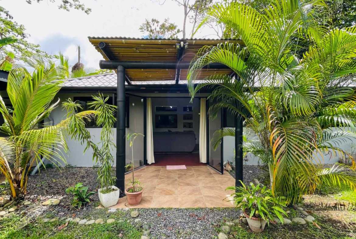 Charming 3-Bedroom House with Mountain Views & Private Pool in Bahia Costa Rica