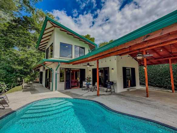 Charming 2-Bedroom Jungle Retreat with Saltwater Pool & Mountain Views in Lagunas Costa Rica