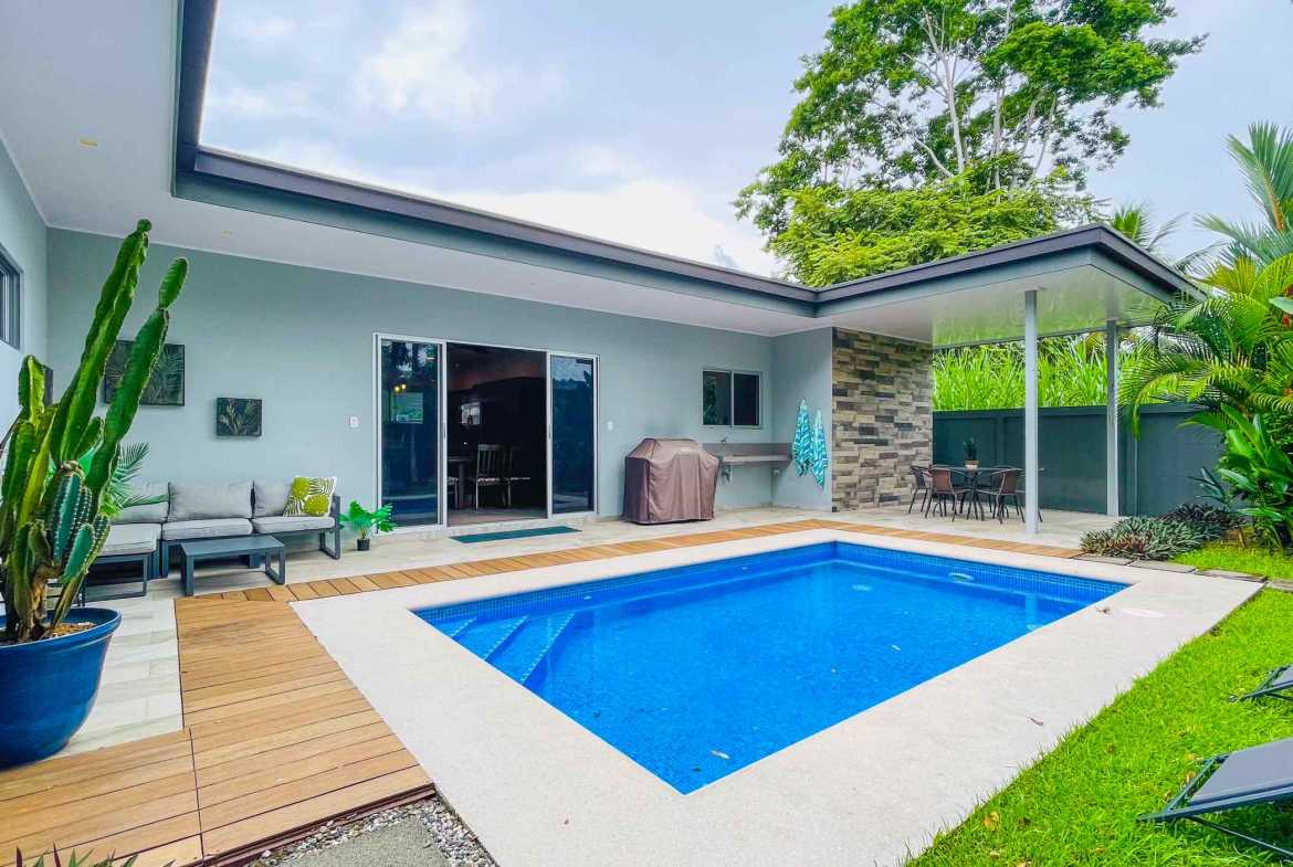 Beautifully Maintained 3-Bedroom Villa, photo 1 of 24