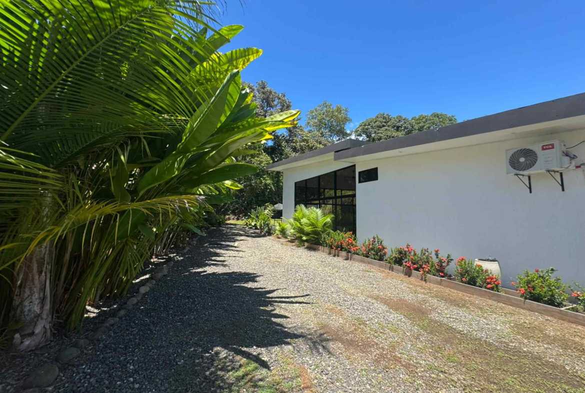 3-Bedroom Villa with Pool & Creek-Side Setting, photo 6 of 24