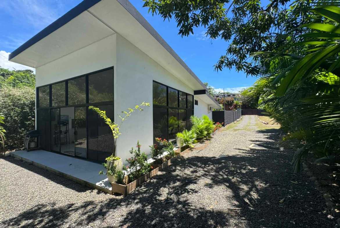 3-Bedroom Villa with Pool & Creek-Side Setting, photo 7 of 24