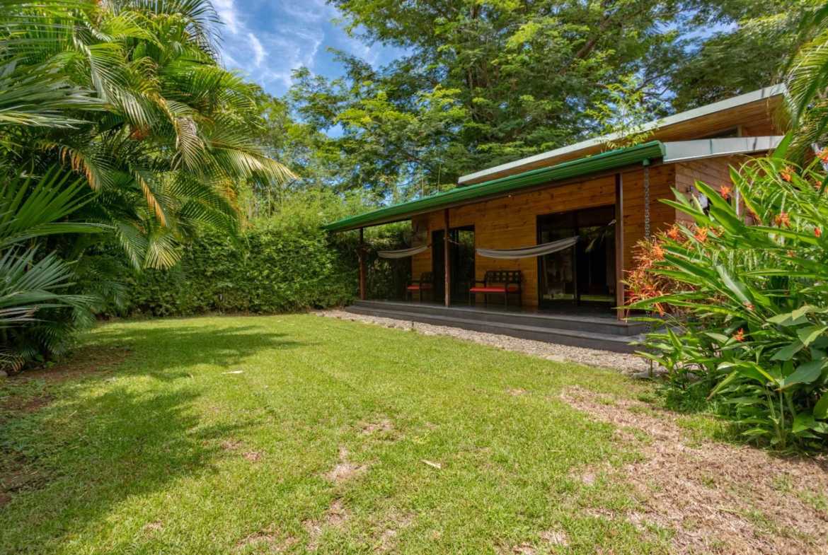 Walk-to-Beach 2-Bedroom Pinewood Home, photo 5 of 24