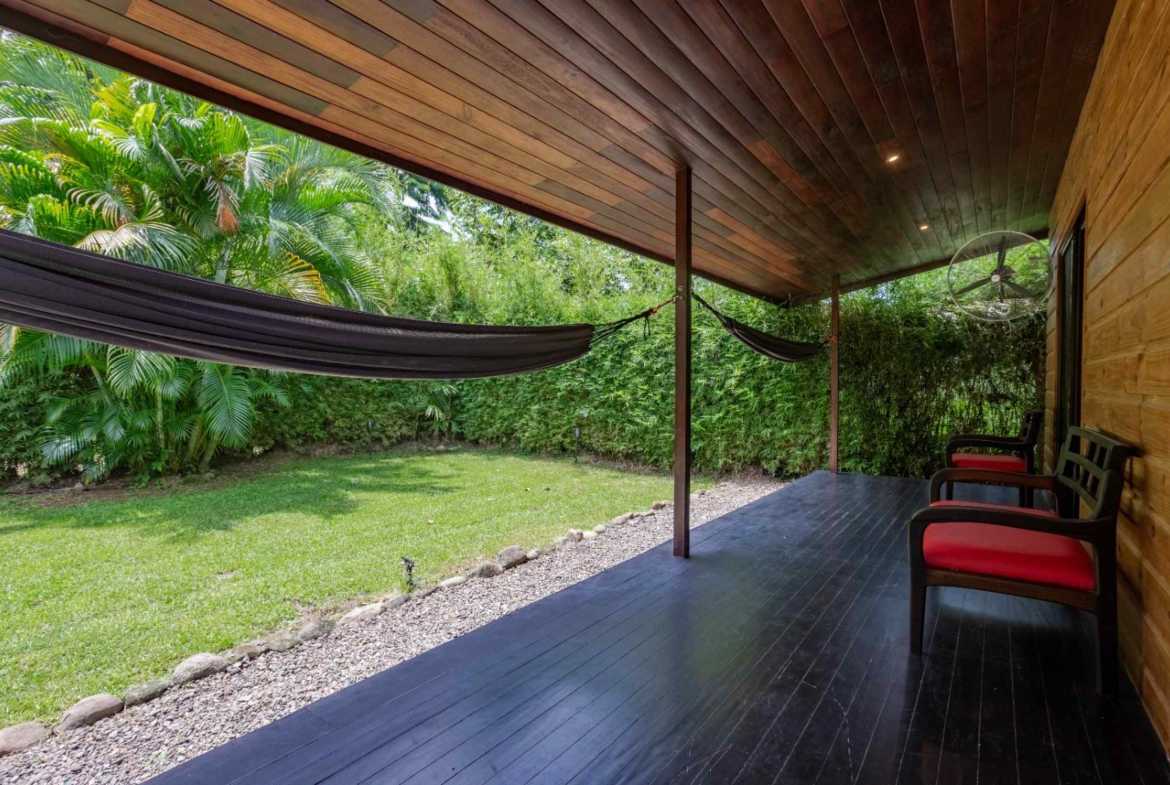 Walk-to-Beach 2-Bedroom Pinewood Home, photo 9 of 24