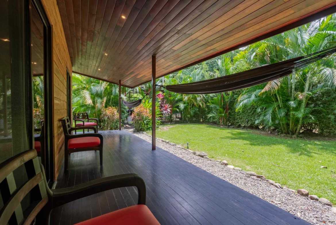Walk-to-Beach 2-Bedroom Pinewood Home, photo 10 of 24