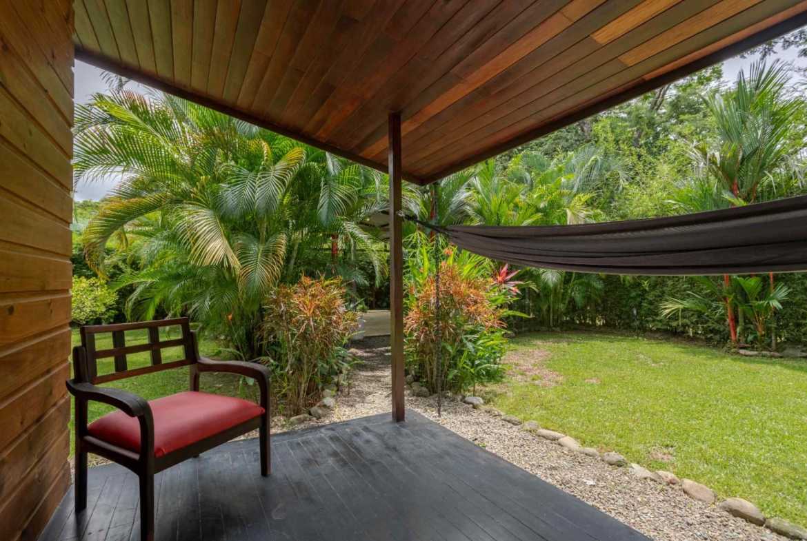Walk-to-Beach 2-Bedroom Pinewood Home, photo 12 of 24