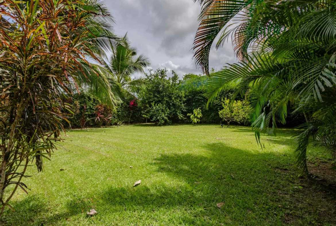 Walk-to-Beach 2-Bedroom Pinewood Home, photo 13 of 24
