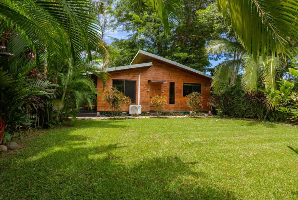 Walk-to-Beach 2-Bedroom Pinewood Home, photo 14 of 24