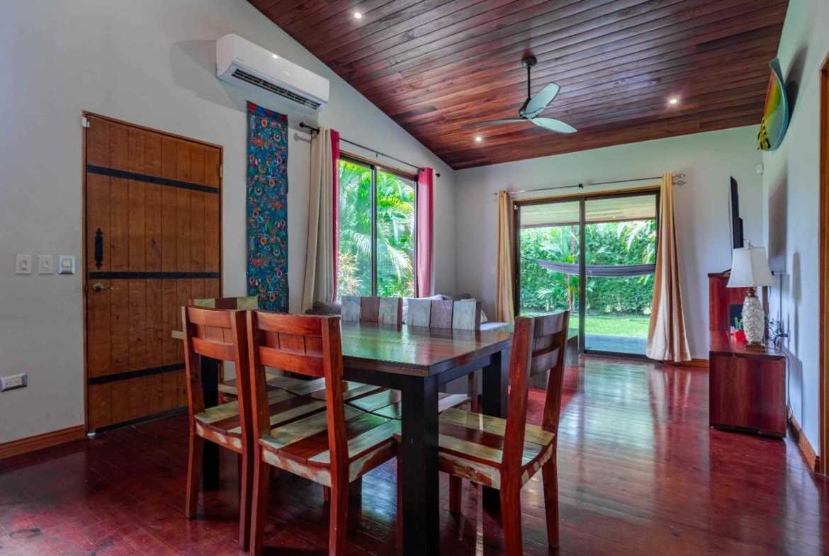 Walk-to-Beach 2-Bedroom Pinewood Home, photo 17 of 24