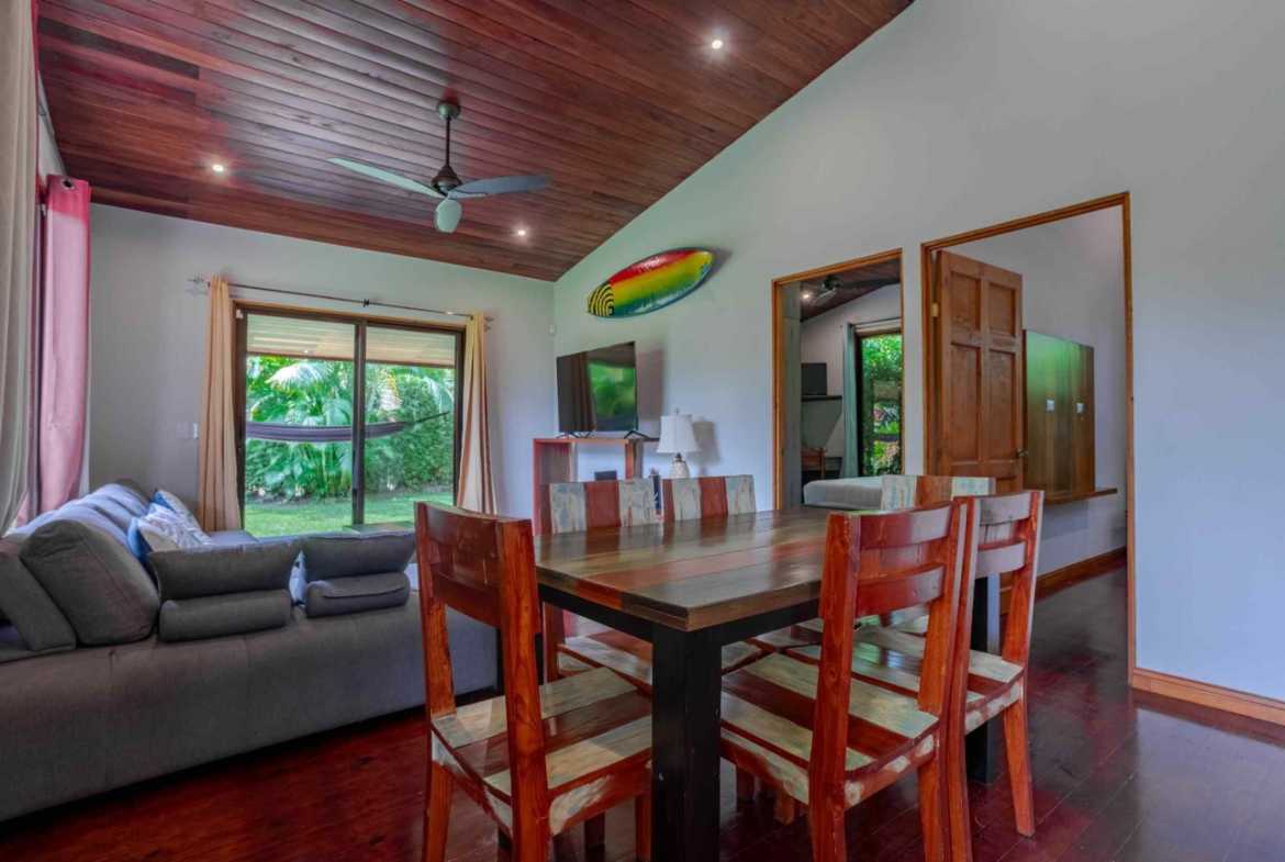 Walk-to-Beach 2-Bedroom Pinewood Home, photo 18 of 24